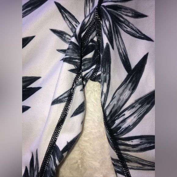 Betsy Johnson performance Leggings.  White with pretty black palm print sz- L - Picture 8 of 8